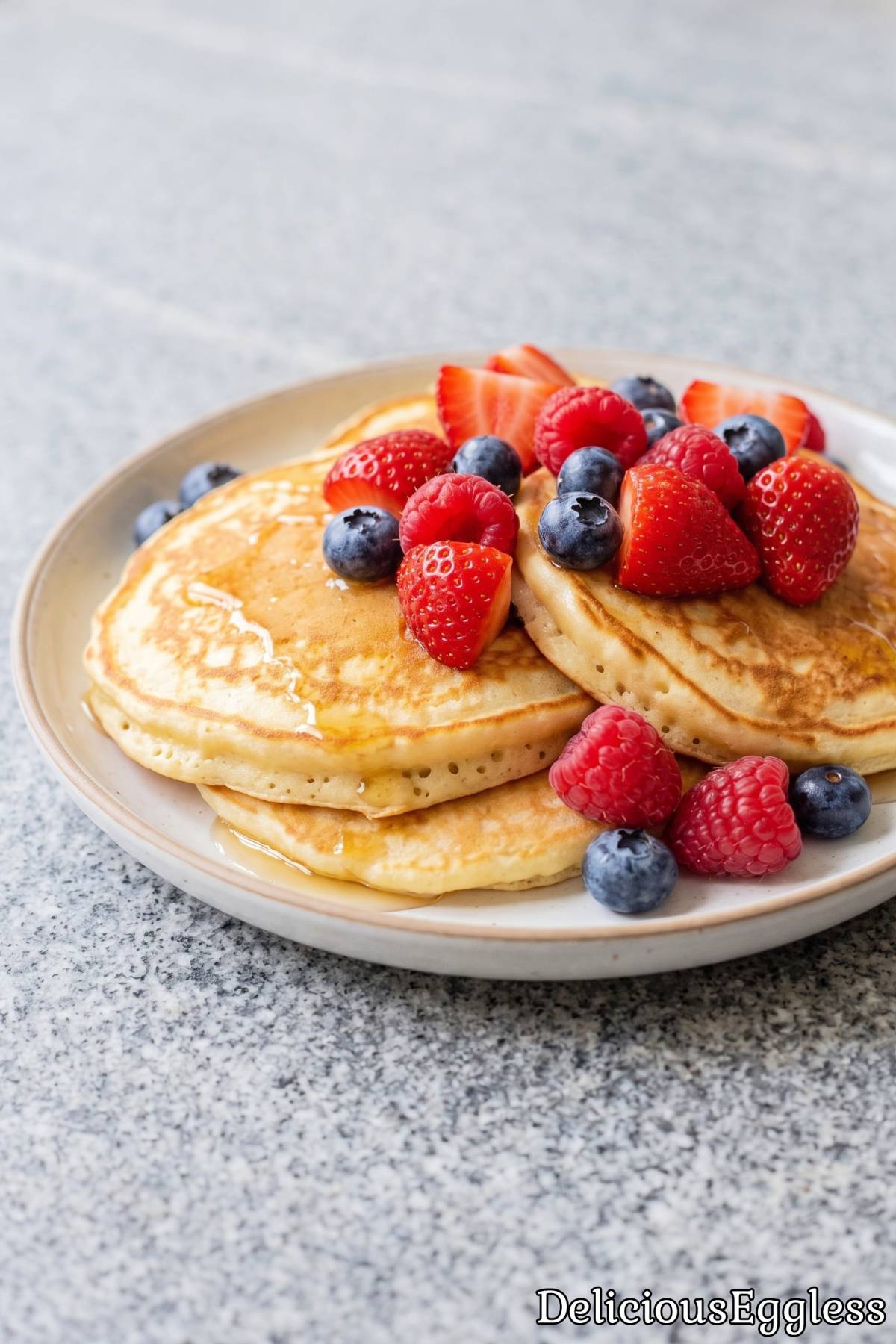 Warm Greek yogurt pancakes without eggs