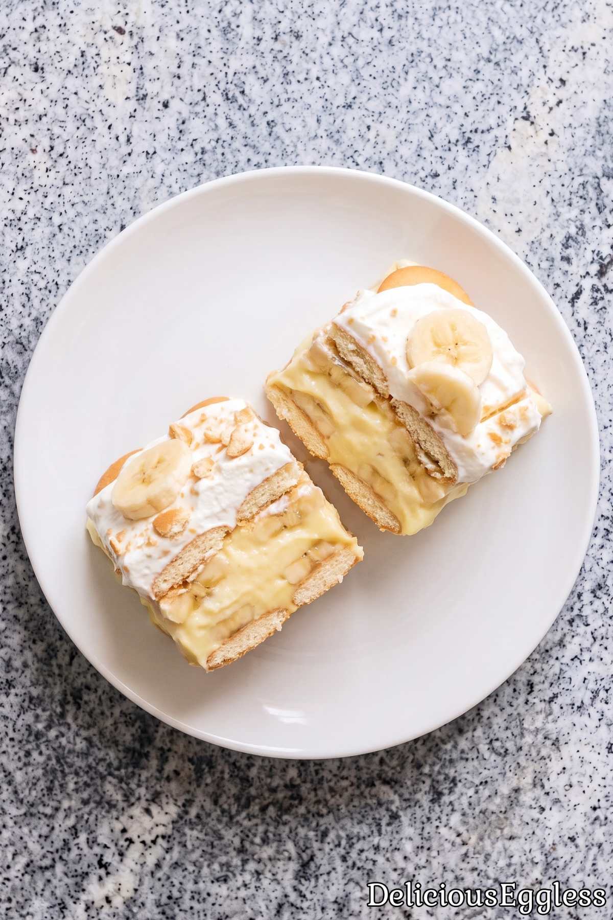 Sweet eggless banana pudding with wafers